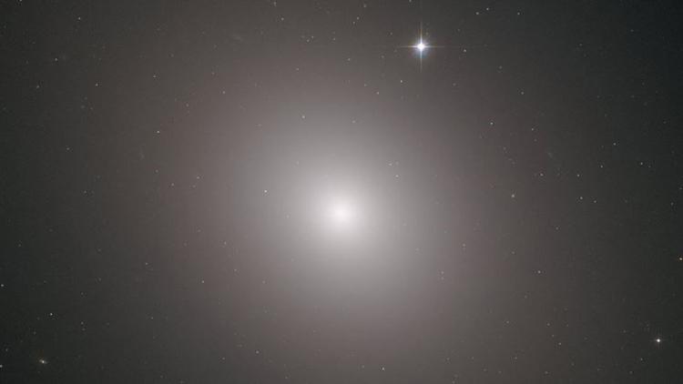 Hubble Teleskobu 'Messier 49 Galaksisi'ni fotoğrafladı