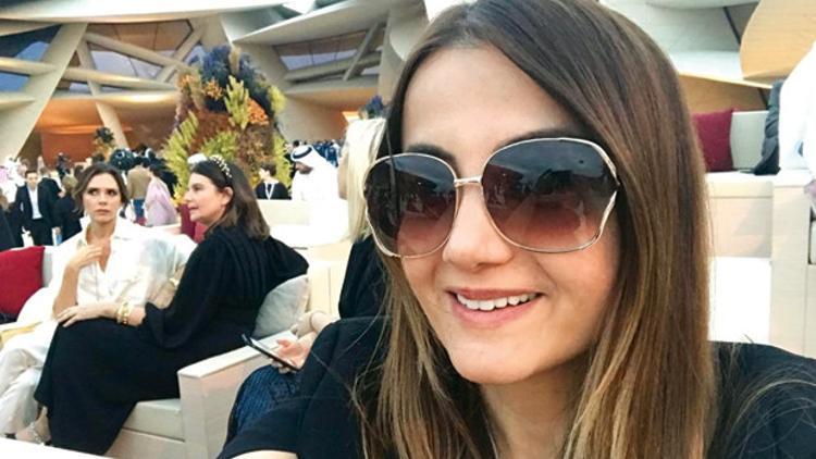 Sağımda Johnny Depp solumda Victoria Beckham...