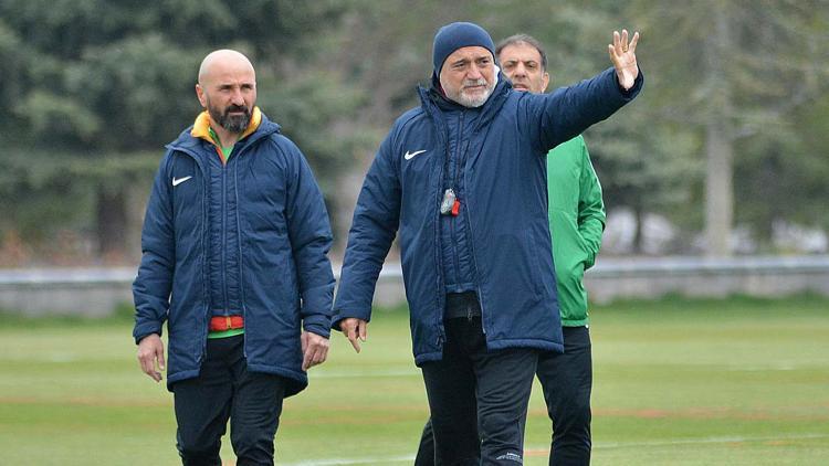 Hikmet Karaman: 13-14 kişilik kadronun müthiş mücadelesini seyrediyorsunuz