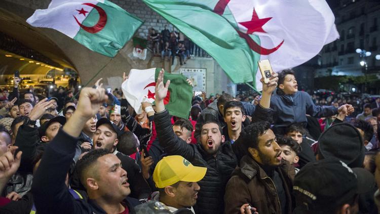 Cezayir'de göstericiler Buteflika'nın gitmesinden fazlasını istiyor