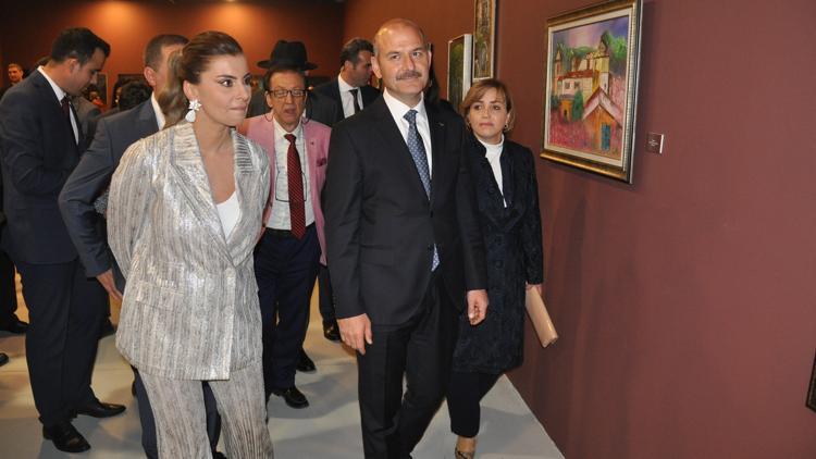 Gazeteci Hande Fırat'ın resim sergisine yoğun ilgi