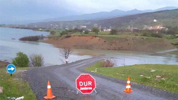 Köprü su altında kaldı... Öğrenciler okula gidemiyor