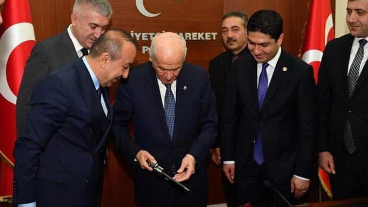 Bahçeli'ye hediye edildi! 149 yıllık tabanca...