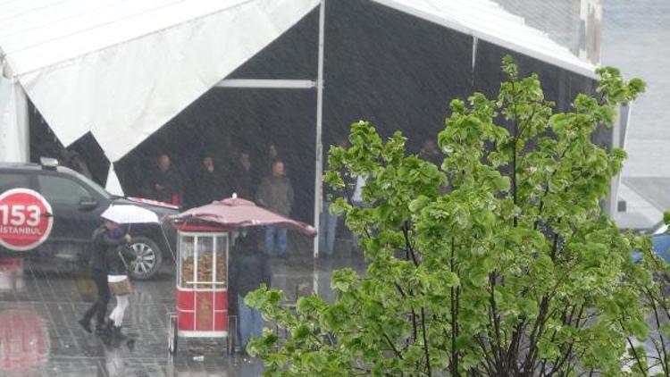 İstanbul'da dolu yağdı