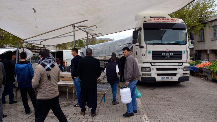 Freni boşalan TIR pazara daldı!