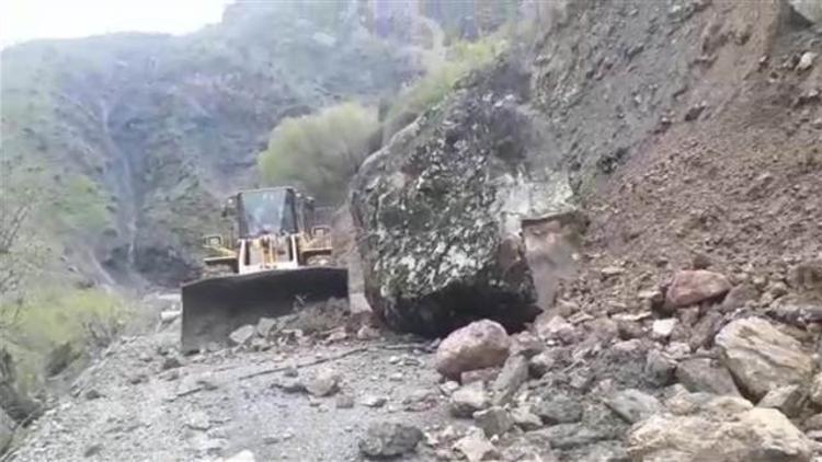 Dağdan kopan dev kaya parçası yolu ulaşıma kapattı