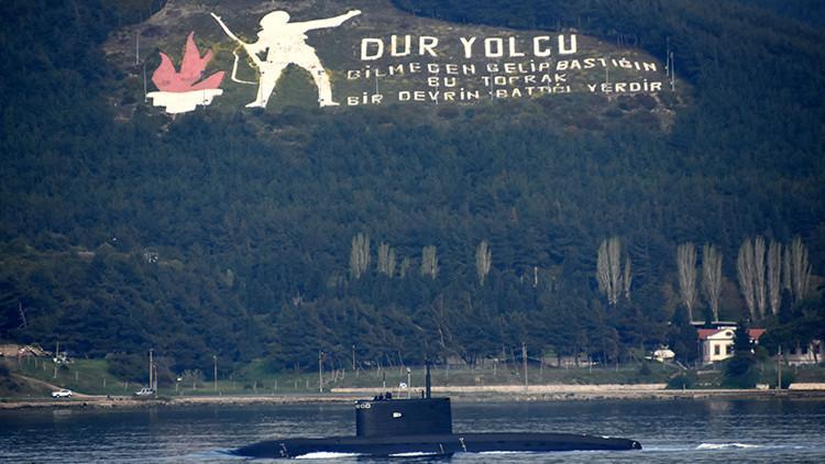 Rus Denizaltısı 'Stary Oskol', Çanakkale Boğazı'ndan geçti