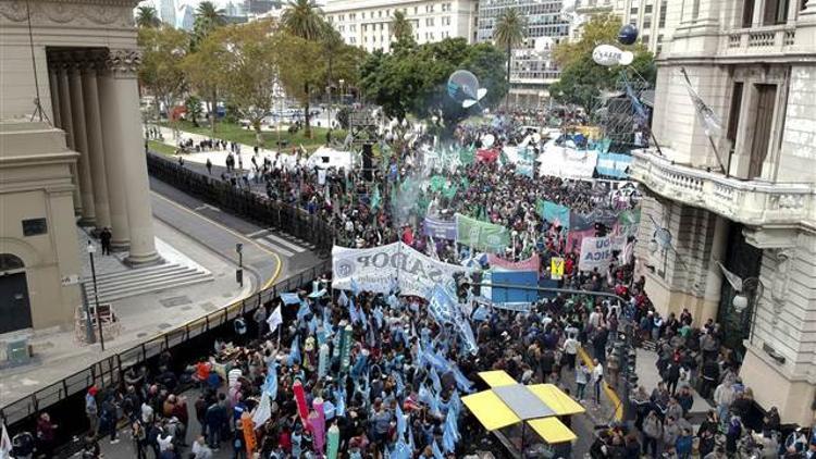 Arjantin'de halk sokaklarda: 39 gözaltı