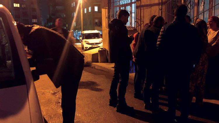 Eski eşini darp eden şahsa mahalleli saldırdı