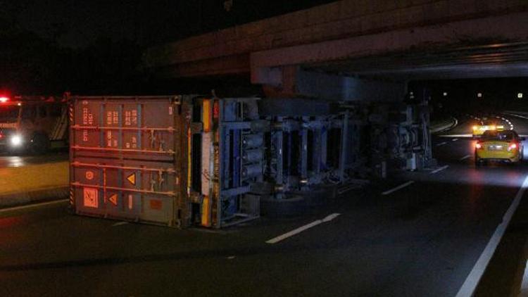 Bakırköy'de üst geçide çarpan TIR devrildi