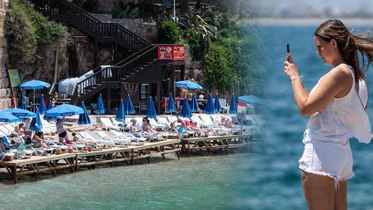 Şehir merkezindeki plaj turistlerle doldu