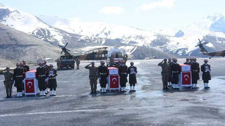 Şehit 3 asker için Hakkari Dağ ve Komando Tugay Komutanlığı'nda tören