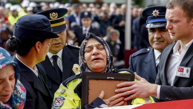 Şehit polis eşini son görevindeki kıyafetiyle uğurladı