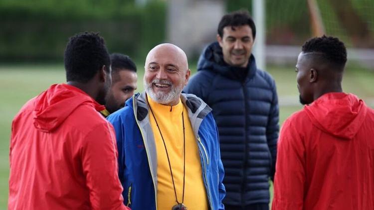 Karaman'dan Mensah ve Gyan'a şut dersi!