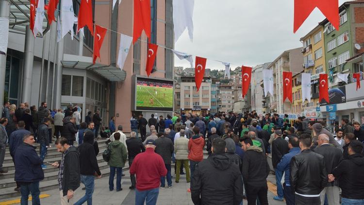 Kocaelililer, Yeni Çorumspor maçını dev ekrandan takip etti!