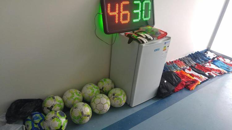 Takımın formalarını ve kramponlarını çalan çocuklar maç yaparken yakalandı! Futbolcular şokta...