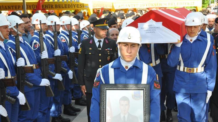 Şehit astsubay gözyaşlarıyla son yolculuğuna uğurlandı