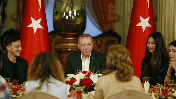 Cumhurbaşkanı Erdoğan'ın iftar yemeğine Mesut Özil de katıldı