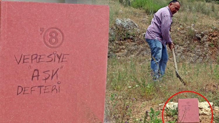 Görülmemiş olay! Veresiye aşk defterini toprağa gömdü