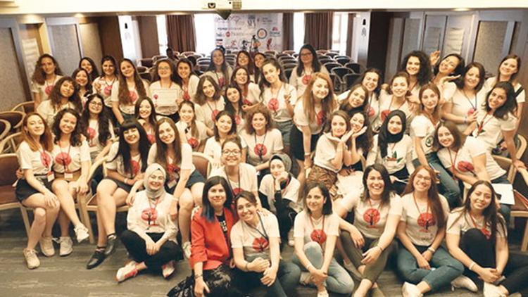 400 genç kıza el uzattı