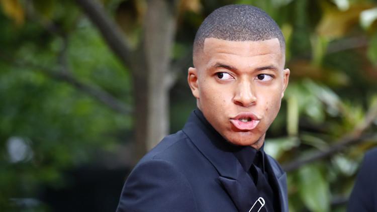 PSG, Mbappe'nin takımda kalacağını açıkladı