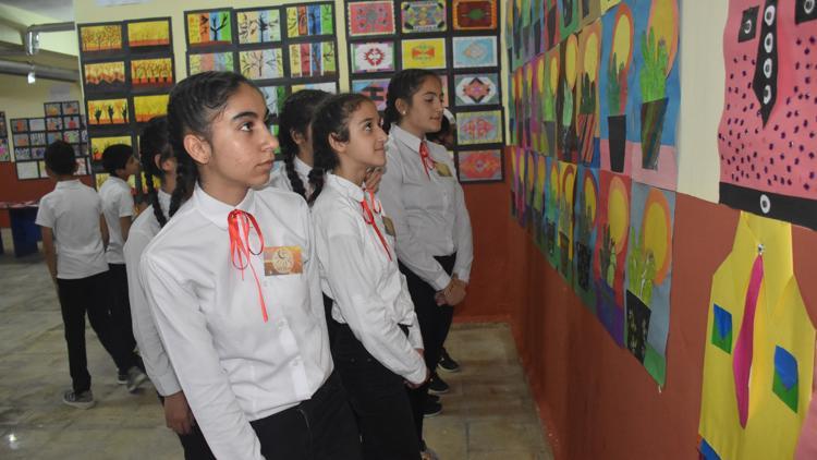 Okulun bodrum katını ‘sanat galerisi’ne dönüştürdüler