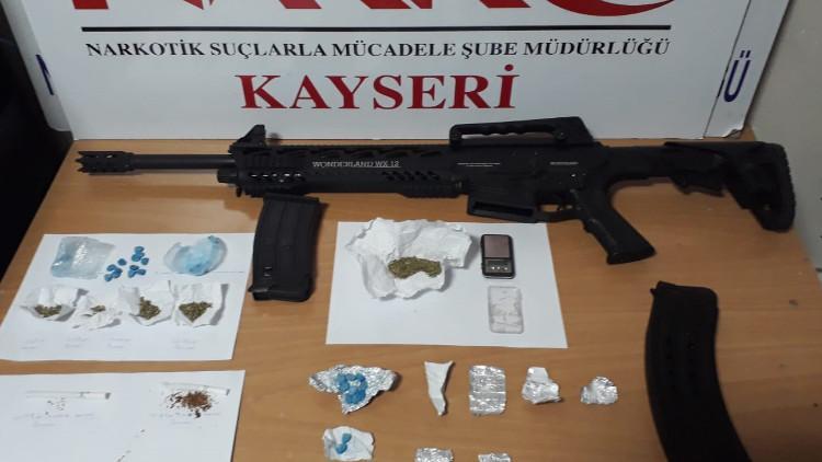 Uyuşturucu operasyonunda baba- oğul gözaltına alındı