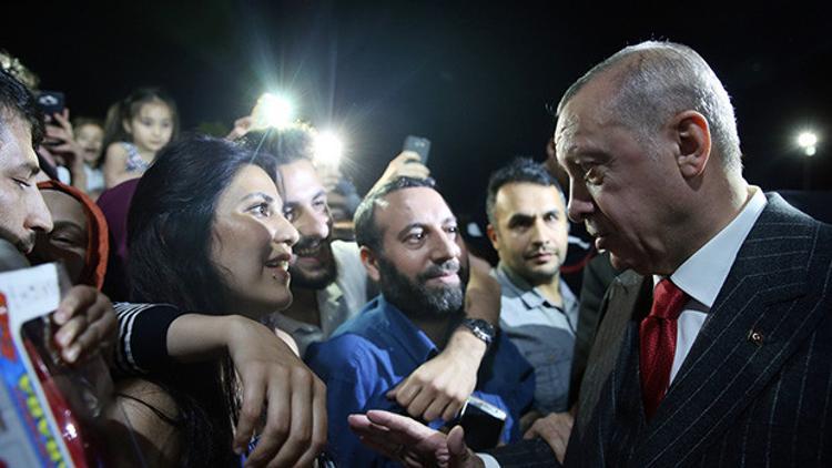 Cumhurbaşkanı Erdoğan Yenikapı'da vatandaşlarla bir araya gelerek sohbet etti