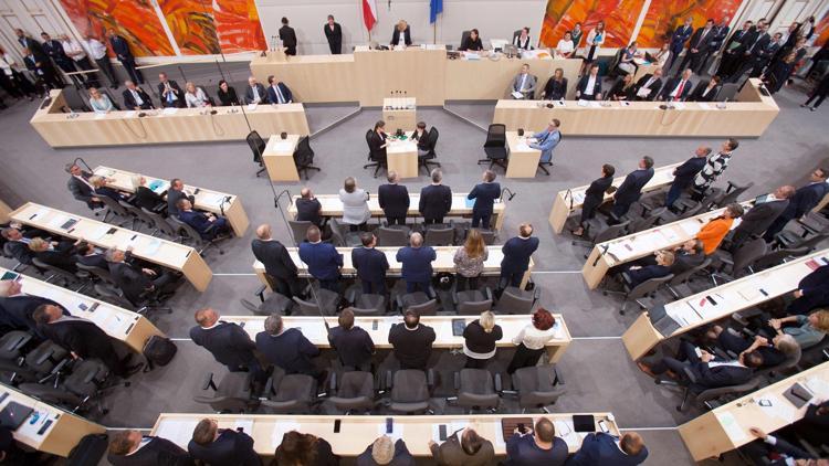 Avusturya'da Kurz liderliğindeki hükümet düştü