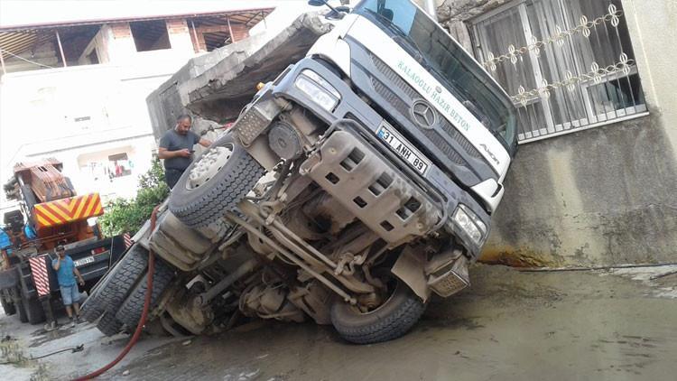 Beton mikseri yolu çökertti!