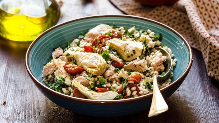 Yaz Akşamlarının Gözdesi: Enginarlı Arpa Salatası