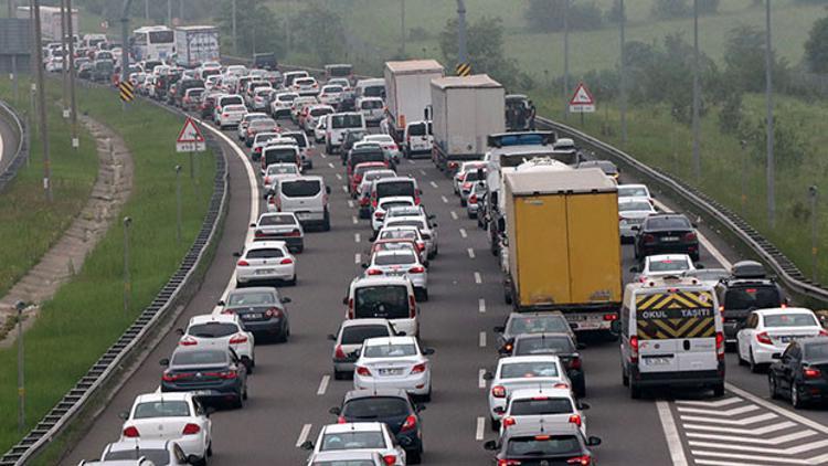Anadolu Otoyolu'nda bayram trafiği... Trafik durma noktasında...
