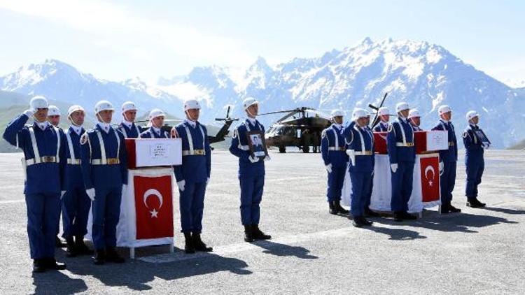Hakkari'de şehit askerler için tören