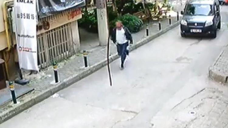 Otomobilden telefon çalarken güvenlik kamerasına yakalandı