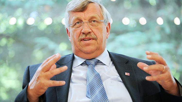 Vali Lübcke’nin arkasından çirkin paylaşım