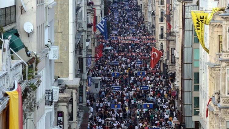 İstiklal Caddesi'nde insan seli