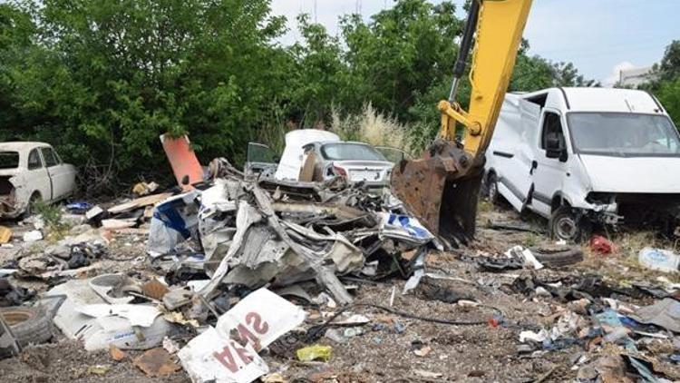 Park halindeki araçları ezip TIR'a yükleyen 3 kişi yakalandı