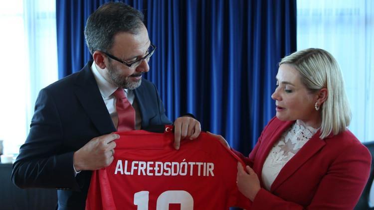 İzlanda'dan kırmızı beyaz jesti