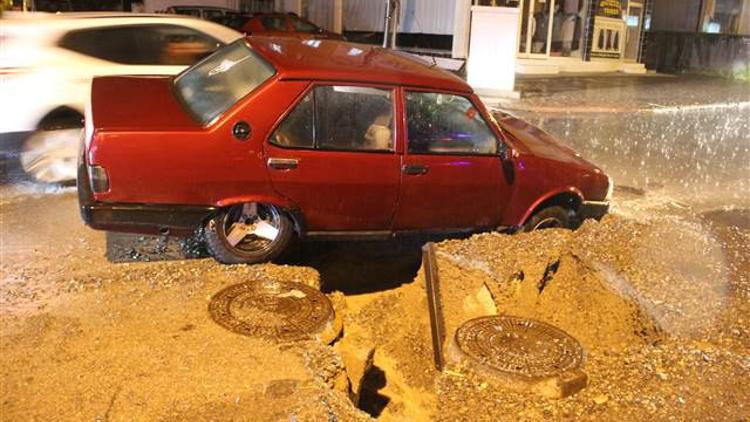 Sivas'ta yol çöktü, otomobil çukura düştü