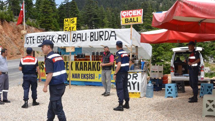 Karayolu kenarında sahte bal satışına şok baskın