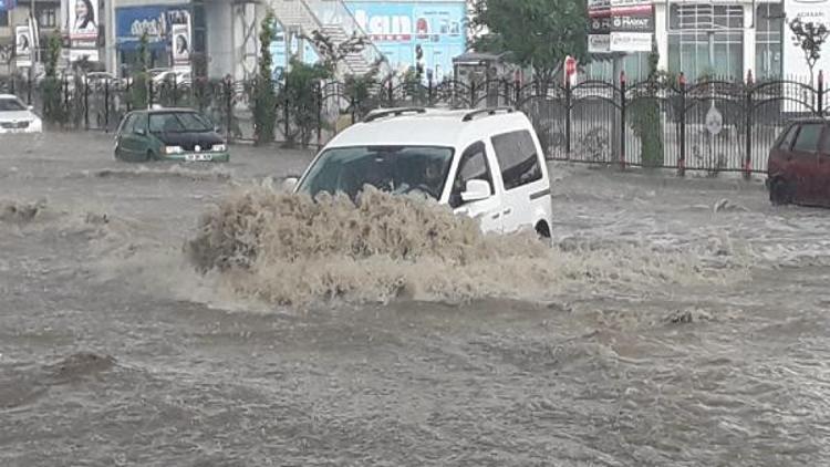 Elazığ'da yollar göle döndü, ağaçlar devrildi