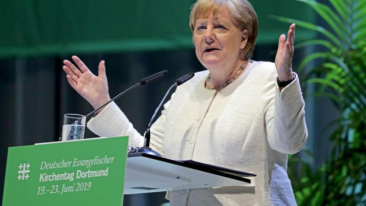 Merkel'den kamu kurumlarına uyarı