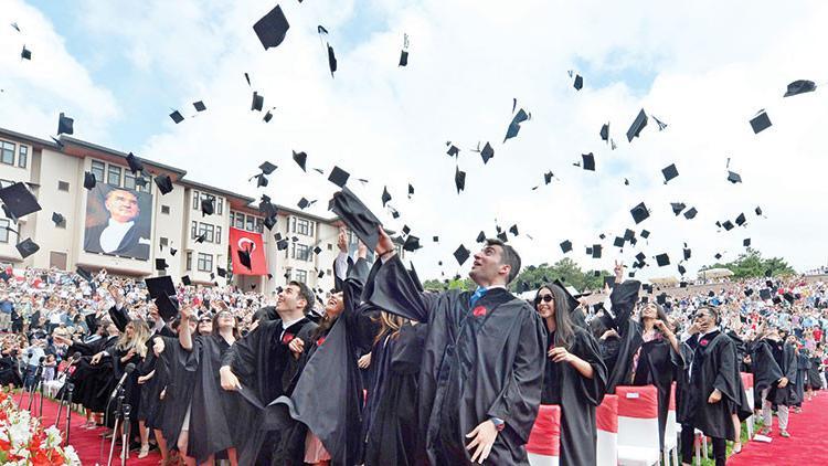 Koç ve Sabancı öğrencileri diplomalarını aldı