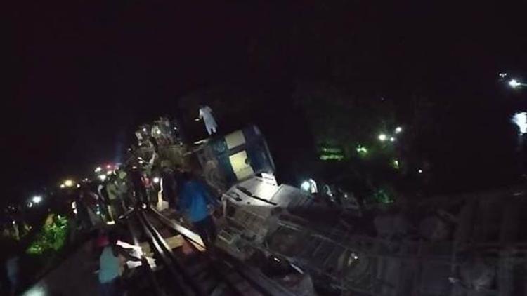 Bangladeş'te yolcu treni nehre düştü: Çok sayıda ölü var...