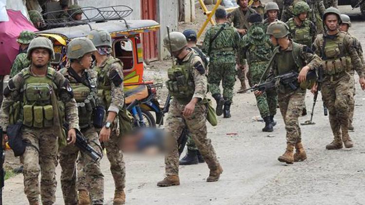 Filipinler'de askeri kampa saldırı: Çok sayıda ölü