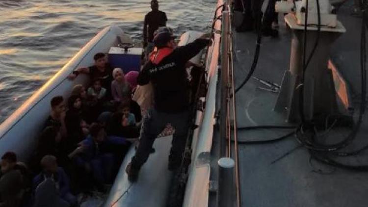 Ayvalık'ta motoru arızalanan bottaki 27 kaçak kurtarıldı