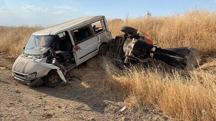 Minibüs tarlaya uçtu! Ölü ve yaralılar var
