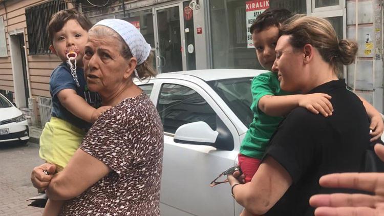 Otomobilde mahsur kalan ikiz bebekleri çilingir kurtardı