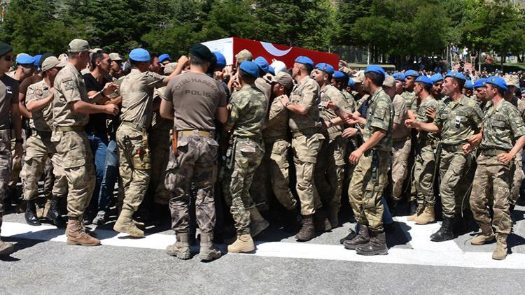 Hakkari'de şehit asker için tören