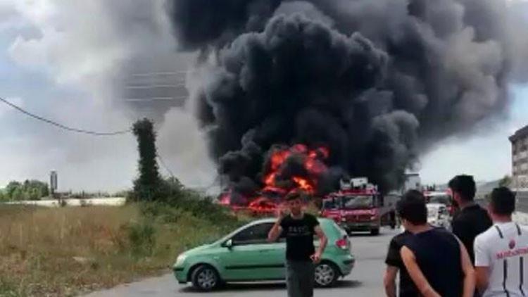 Tuzla’da boş arazideki teknelerde yangın